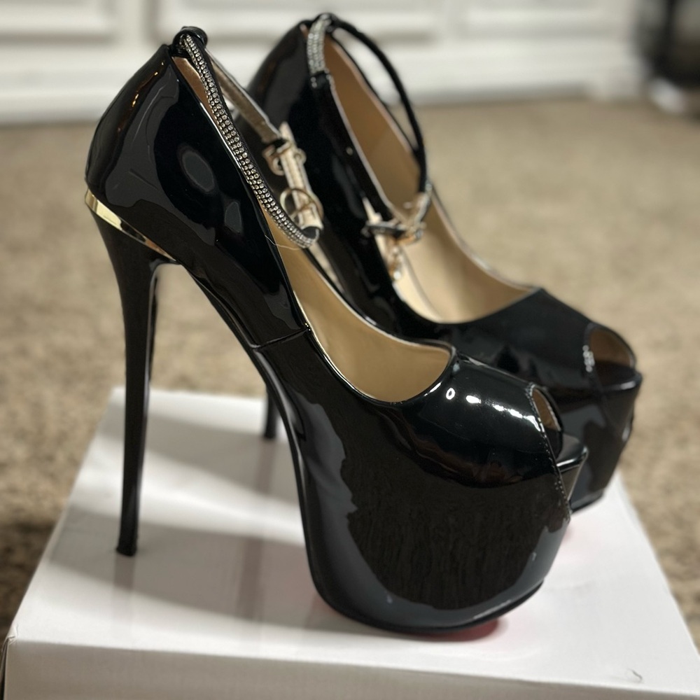 Source Unknown Glossy Black Peep-Toe Heels
